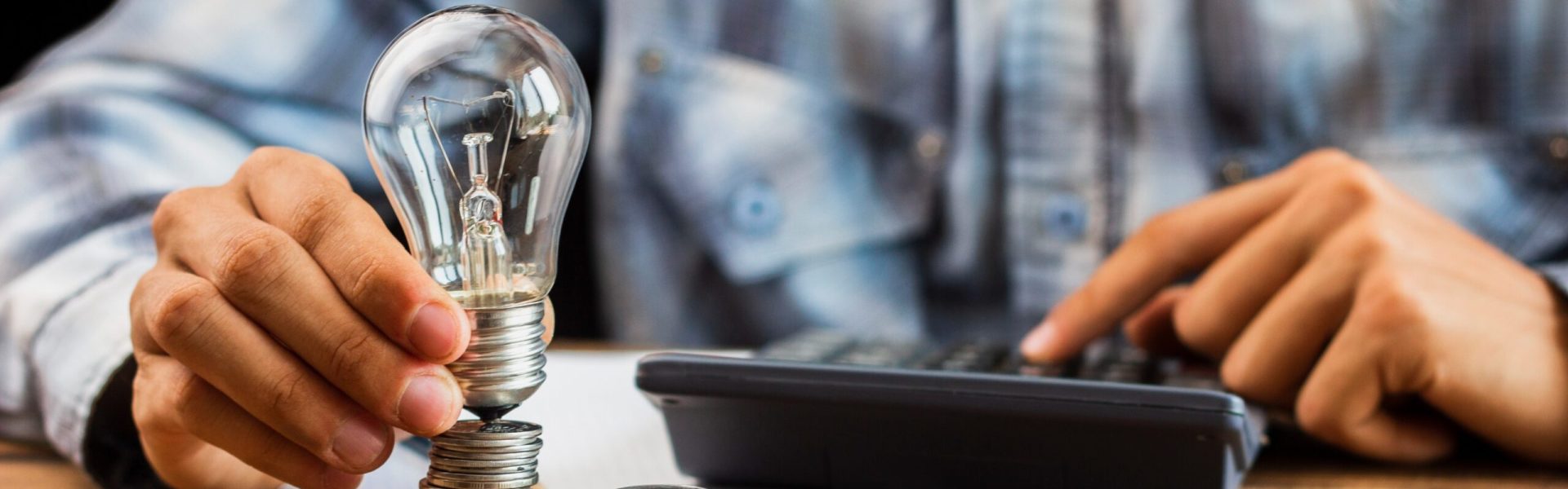 man-cunting-stack-coins (1)