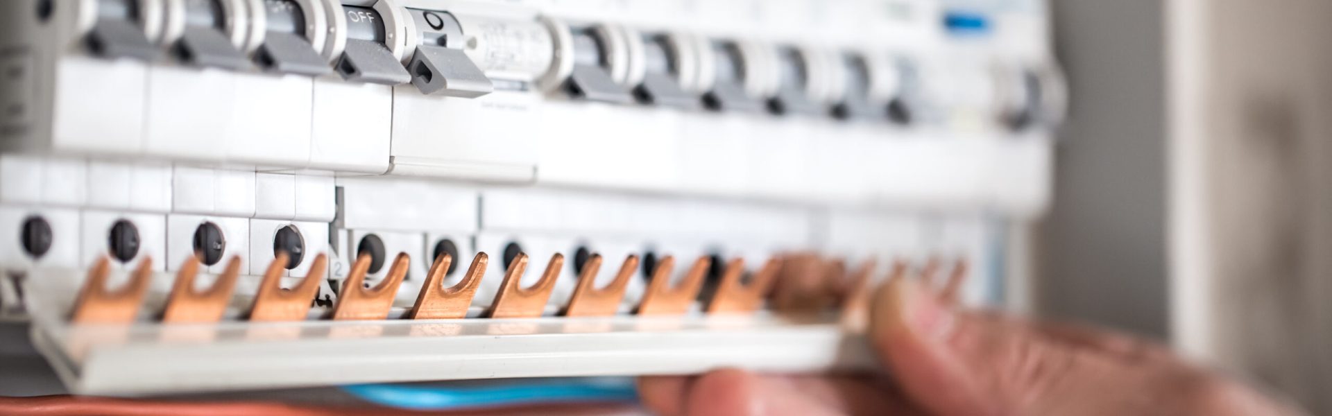 Man, an electrical technician working in a switchboard with fuses. Installation and connection of electrical equipment. Professional with tools in hand. concept of complex work, space for text. SSUCv3H4sIAAAAAAAEAI1Ry27DIBC8V+o/WJxjKRS7cfsHPVTqPephDZsYBUPEo1UU+d8LxlScqt7YmWV2Z+f++NA0ZAQnOXlt7qmKtVQqOG/BS6MjvN9tuEUt0NYICumNlaBqcATPJw0zRlAHpRK8rCRxHnxw6NKwDeLg8Rw1MvgrkTc65ropxErGH5EiH2iuCsmuYlwYE/MuHUelQKMJjhR+2f0h9qZFspyc/F8wPz6Lbzij5rfVWmXZokLIlo+5lVy+Pdq5PgIEIU3l/8twUKmBVUpXK7nU5+qb8dOaR/nGTdDephVIsUGUMVcYVQrjFDWx4BM4F9tFwatBPJ7CzNUcbfxqYFMlImaWSsqe6NB1fUfpoWfDnvWk5Gz4RYraYo5+kpGytwqXaQNyQIZUPPftSeDQdlRgOyDnLSLsXw507NmJxcMvP9mMbP2xAgAA